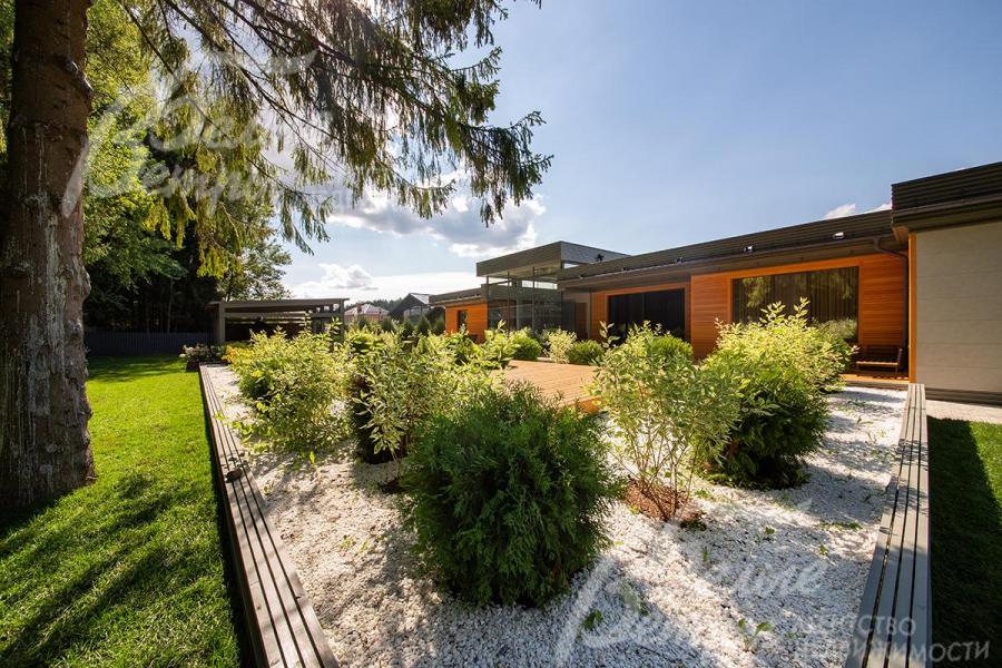 Клумбы и зелёные зоны декорированы мраморным щебнем