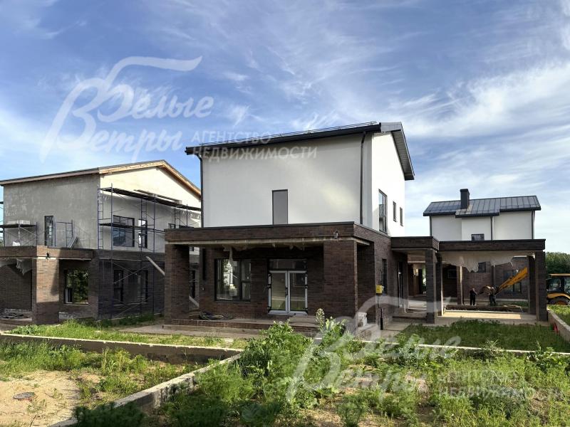 Фасад облицован кирпичом коричневого цвета на первом этаже и оштукатурен на втором и мансардном этажах