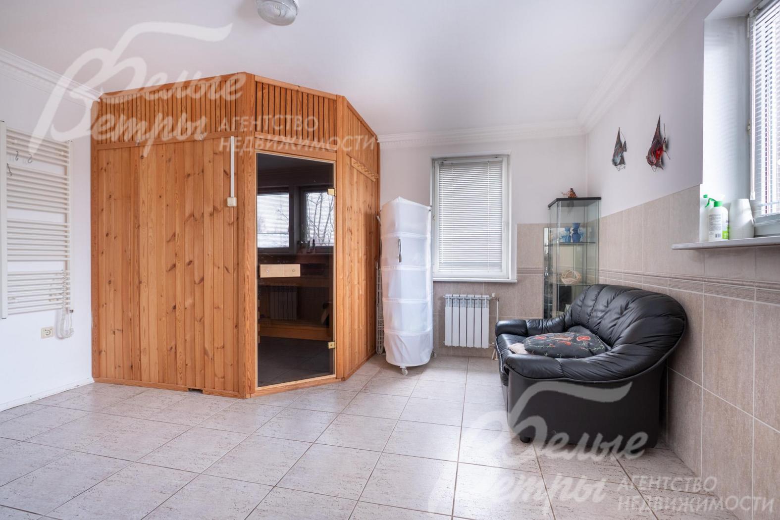 На первом этаже находится сауна, рядом с ней - просторная комната отдыха