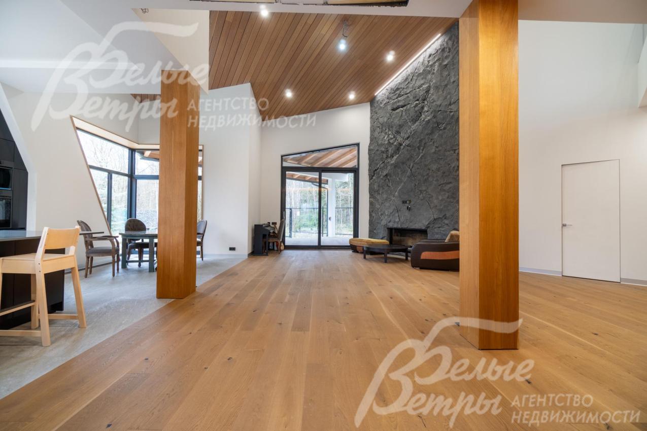 Отделка выполнена с акцентом на натуральные материалы: доминирует дерево, на полу - инженерная доска из дуба