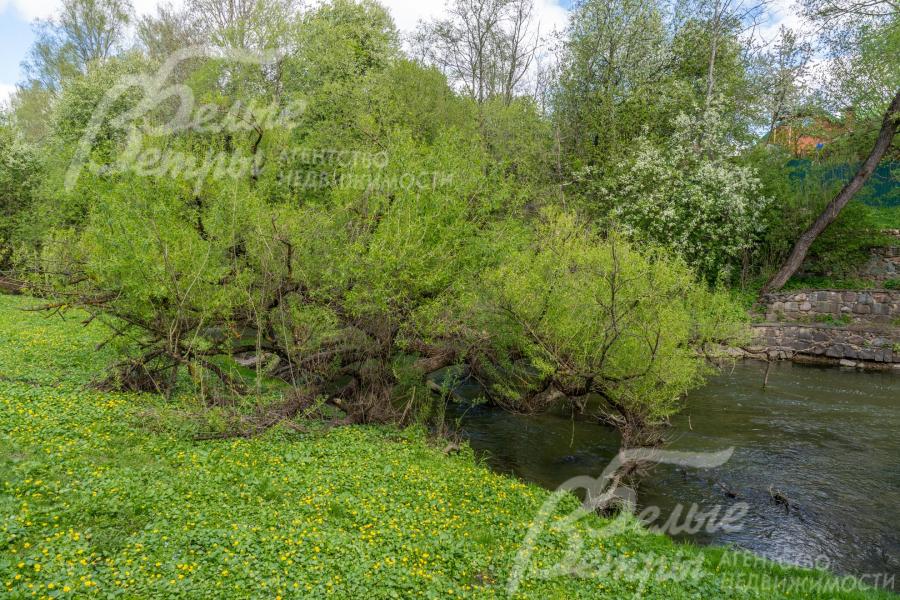 Река Незнайка окружает посёлок, к ней есть выход с участка