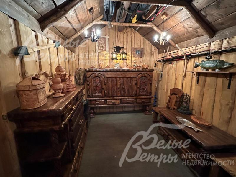 В домике рыбака мебель ручной работы для хранения рыбацких принадлежностей