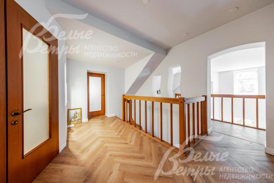 Холл второго этажа. В доме установлены ламинированные межкомнатные двери с матовым стеклом