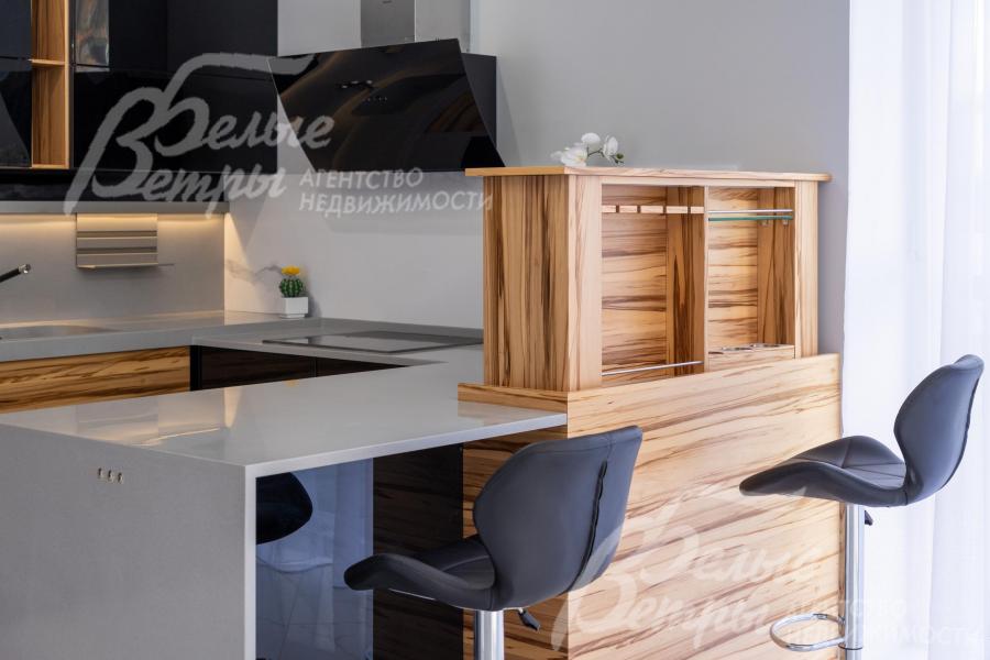 Установлена новая кухня с функциональным островом (полноценный стол с трековой полосой для розеток) - стекло от студии Giulia Novars