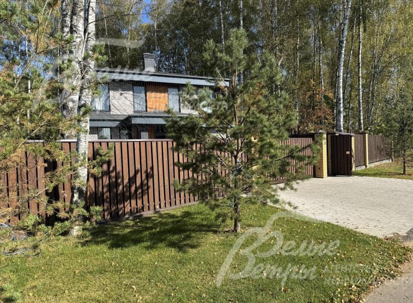 Участок огорожен деревянным забором, установлены откатные автоматические ворота