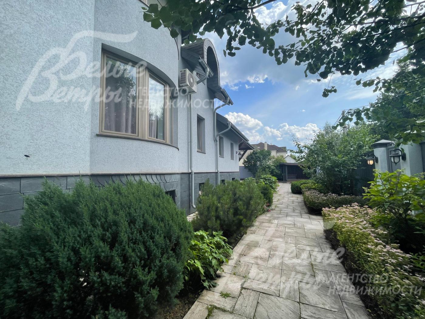 Облицовка стен - немецкая штукатурка, цоколь - натуральная сланцевая плитка.