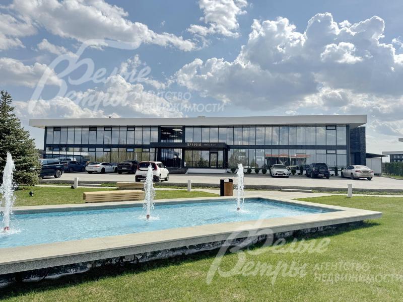 Территория коттеджного посёлка. Для детей в посёлке работает начальная и средняя школа ("NeШ"), скоро будет открыт детский сад "Stay and Play"