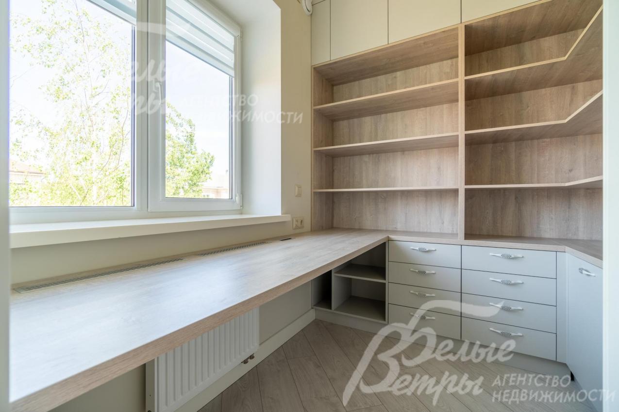 Мини-кабинет с системой хранения при спальне 18 кв.м 