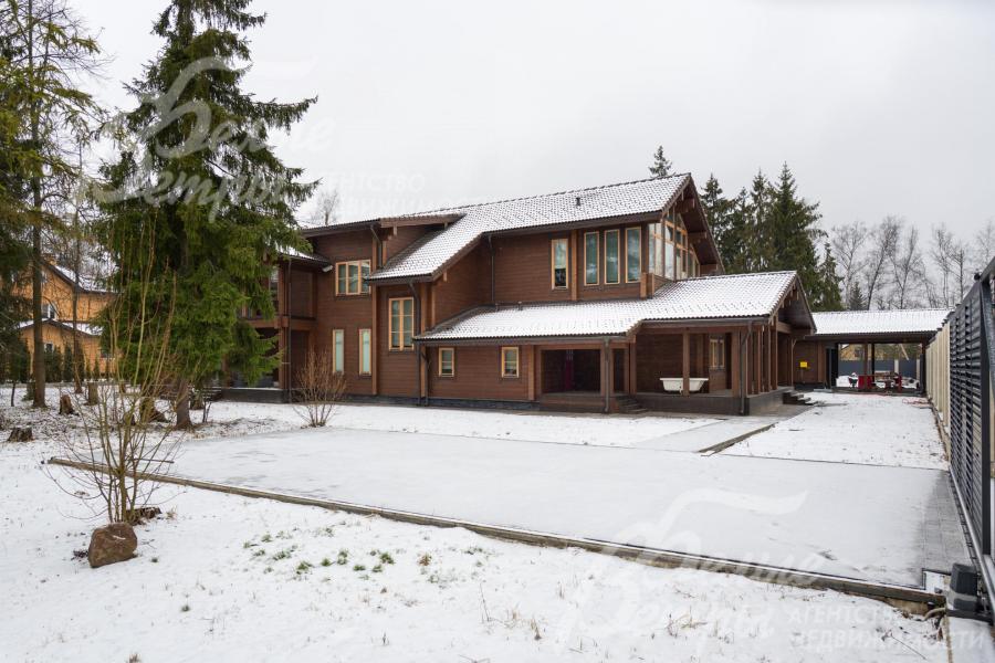 Дом стоит на большом лесном участке с сохранённым и облагороженным природным ландшафтом