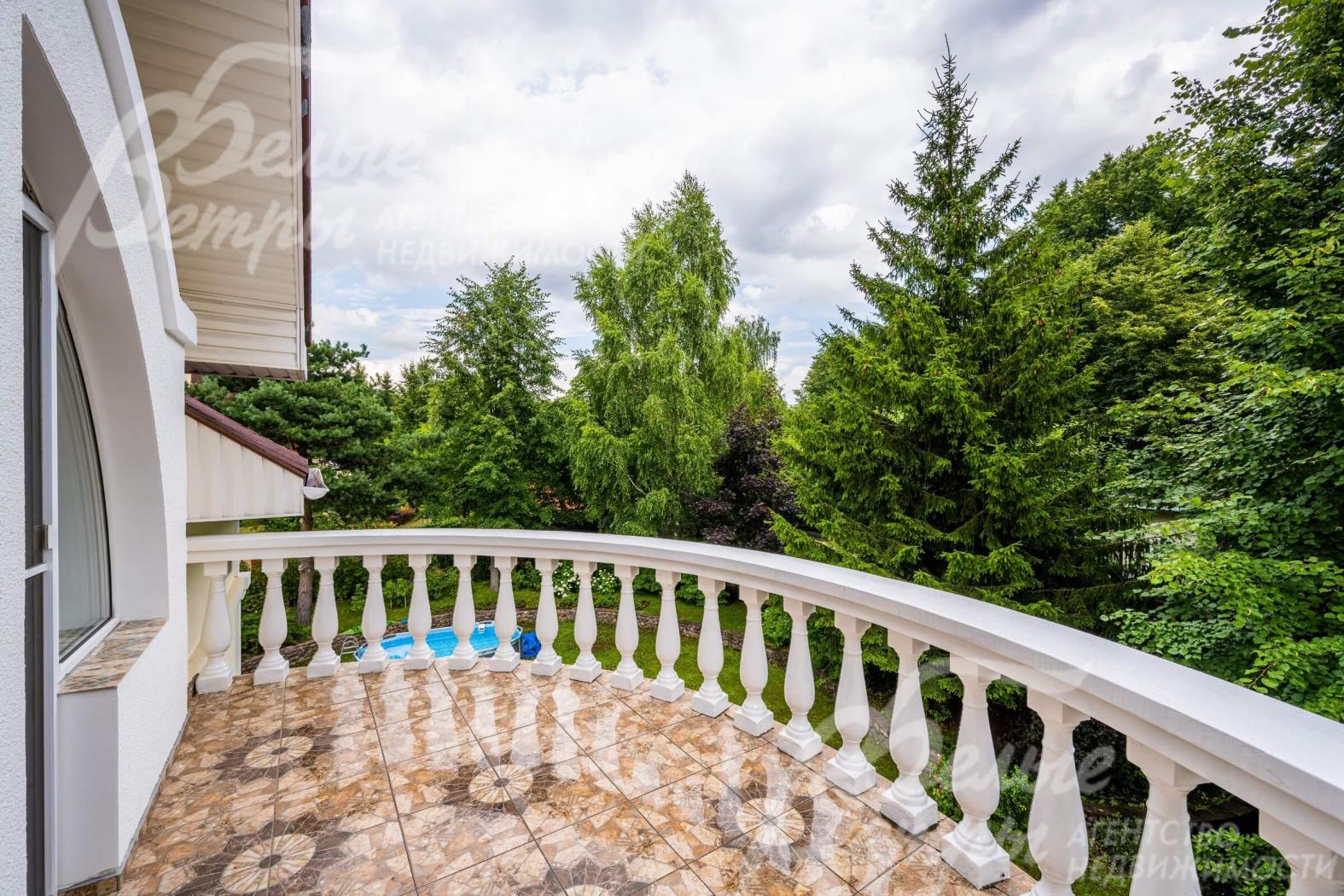 Балкон площадью 11 кв.м с декоративными элементами