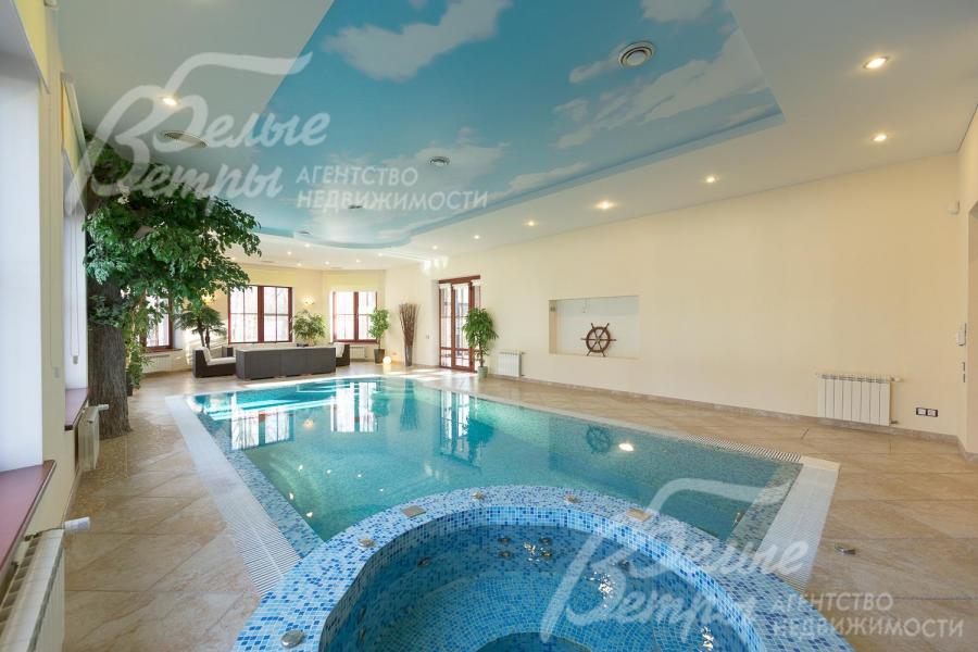 Отдельная вместительная джакузи на несколько человек