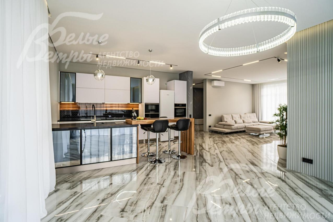 Кухня-столовая 32,4 кв.м с выходом на летнюю террасу