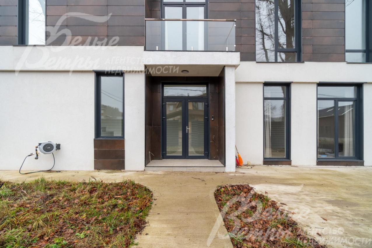 Дорожки и зона парковки расчищены, подготовлены облицовки плиткой