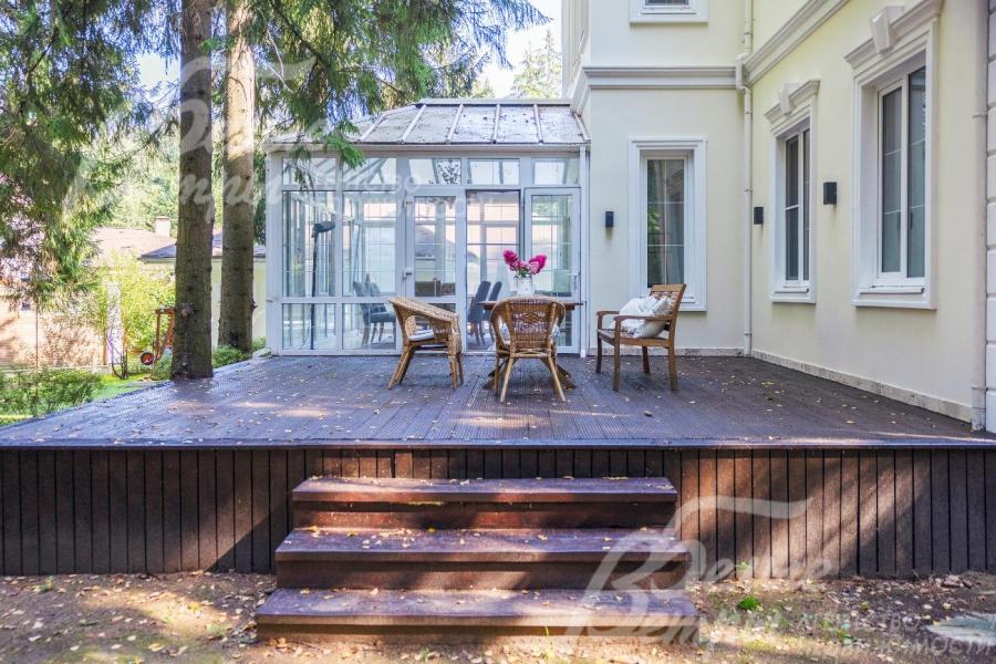 Открытая терраса с летней плетеной мебелью