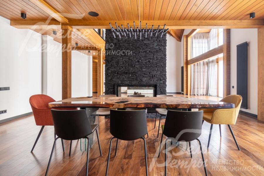 Обеденный стол - с "речкой", декоративным проливом из цветной эпоксидной смолы, имитирующим русло реки