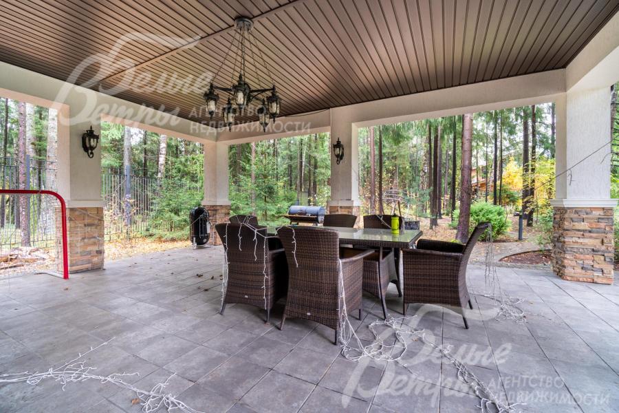 Беседка - с открытым пространством под кровлей с мангалом и обеденной группой, а также двумя закрытыми техническими помещениями