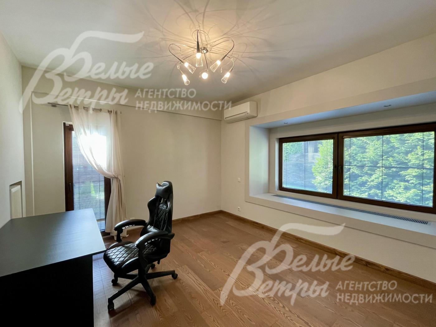 Кабинет-спальня на 1-ом этаже