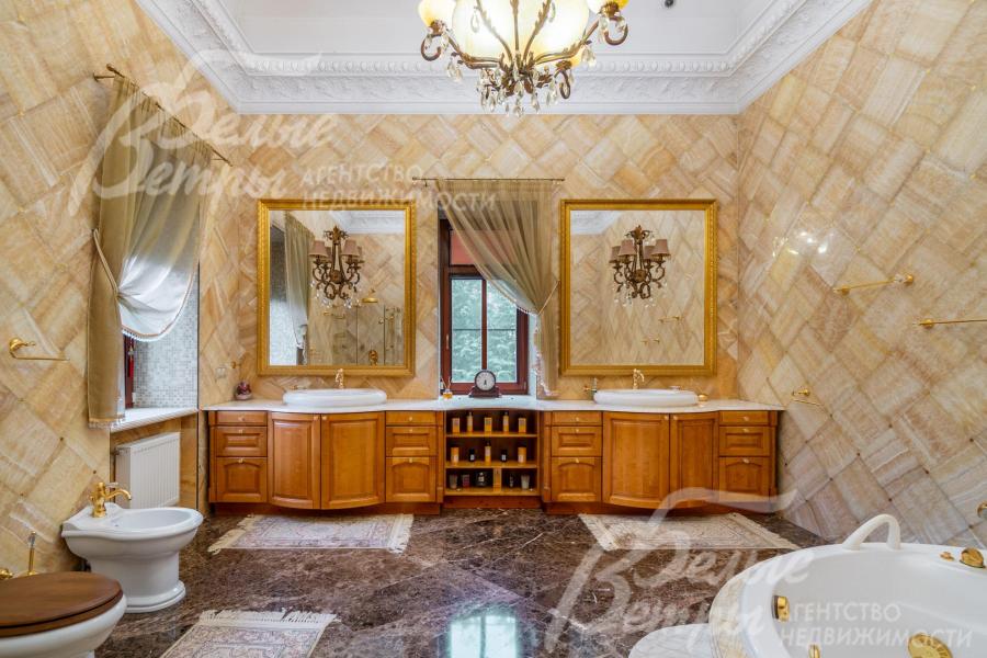 Санузел при мастер-спальне 25 кв.м с элитной сантехникой и мебелью, стены отделаны ониксом