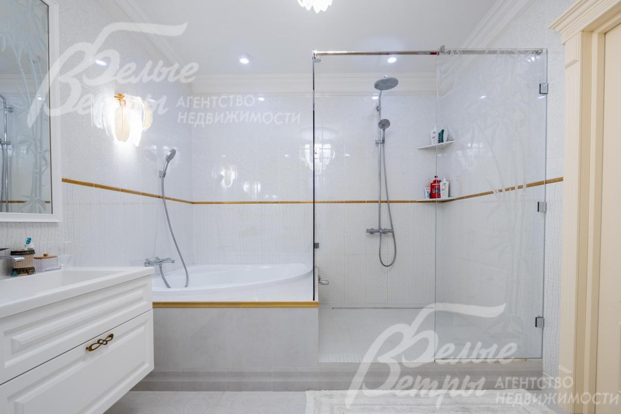 В санузел при мастер-спальне - угловая раковина и душевая, оснащенная терморегуляторами