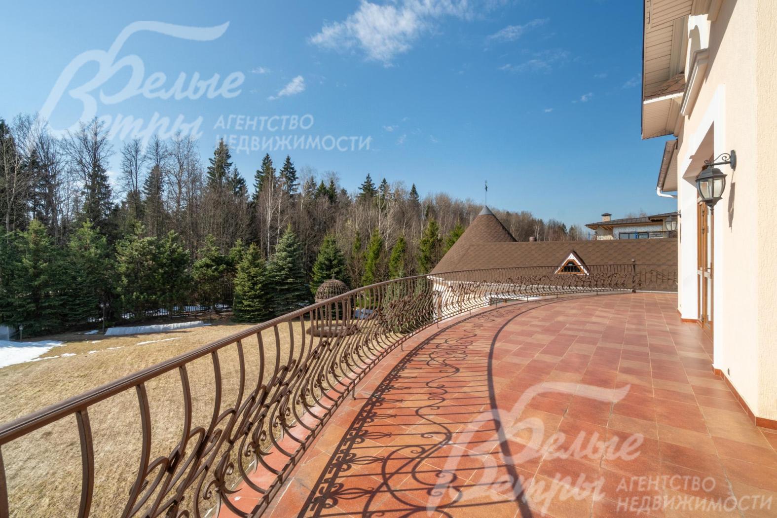 В планировке – более 125 м² террас и балконов, украшенных колоннами и изящным кованым ограждением