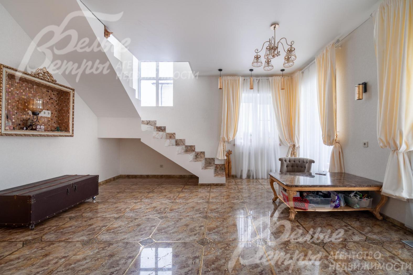 Шторы в нежном оттенке экрю придают пространству лёгкость и изысканность. Полупрозрачная ткань мягко рассеивает дневной свет, создавая уютную и светлую атмосферу в гостиной