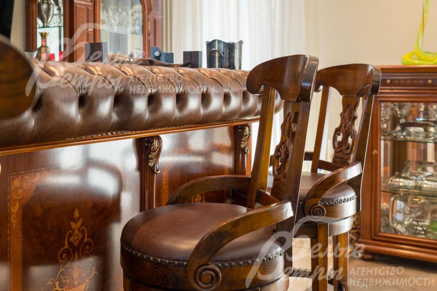 Мебель барной стойки выполнена из массива дерева и кожи 