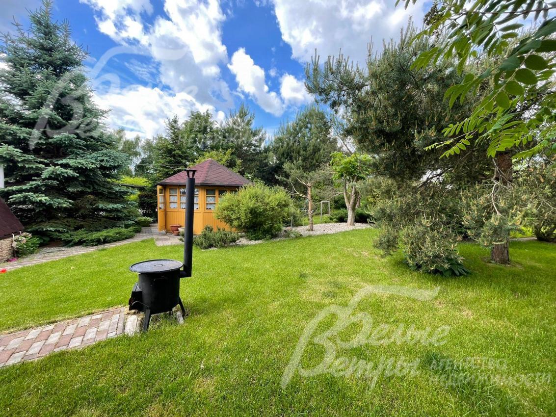 Плодовые кусты (жимолость, голубика, смородина, крыжовник и ежевика), две яблони («Конфетная» и «Лобо»), два куста сирени, розы, спиреи японские.