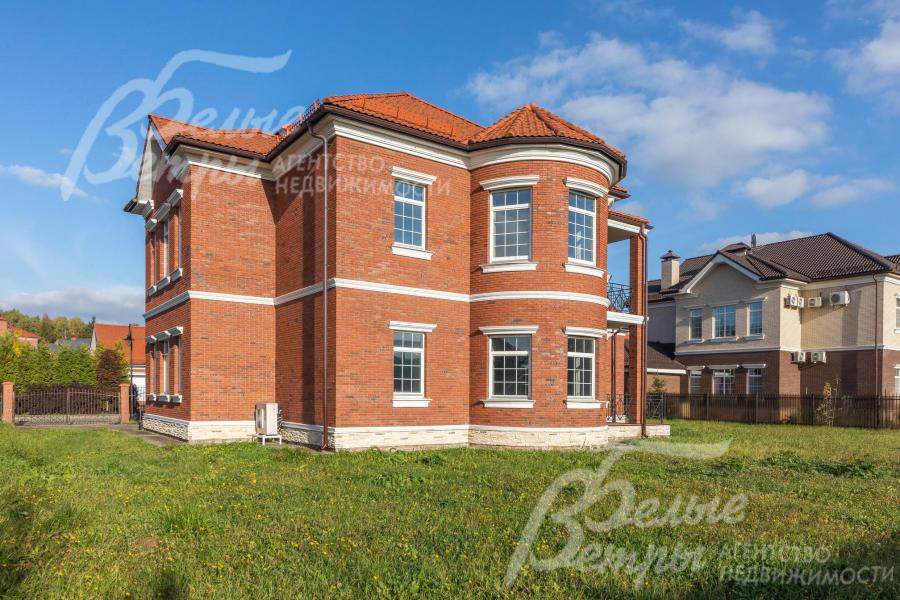 Фасад дома отделан клинкерным кирпичом, цоколь - дикий камень 