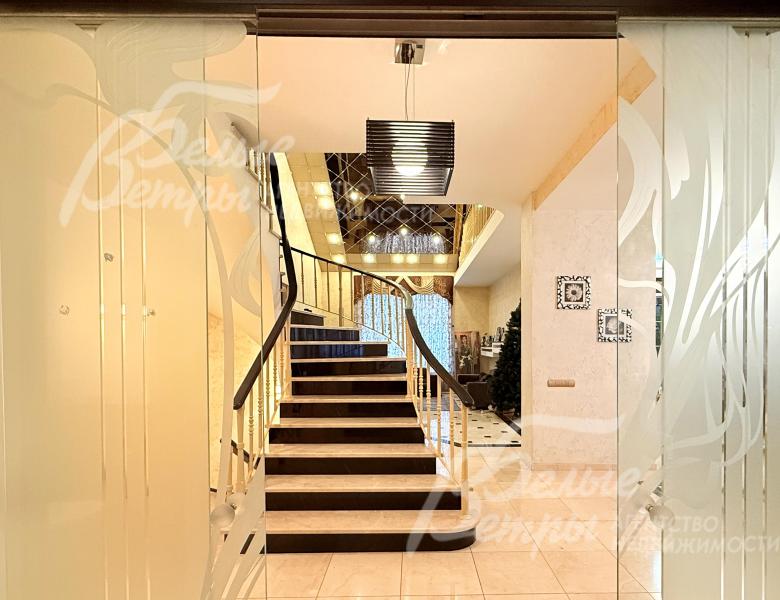 Стены оформлены в светлых, тёплых тонах: окрашены, в некоторых зонах отделаны штукатуркой и обоями