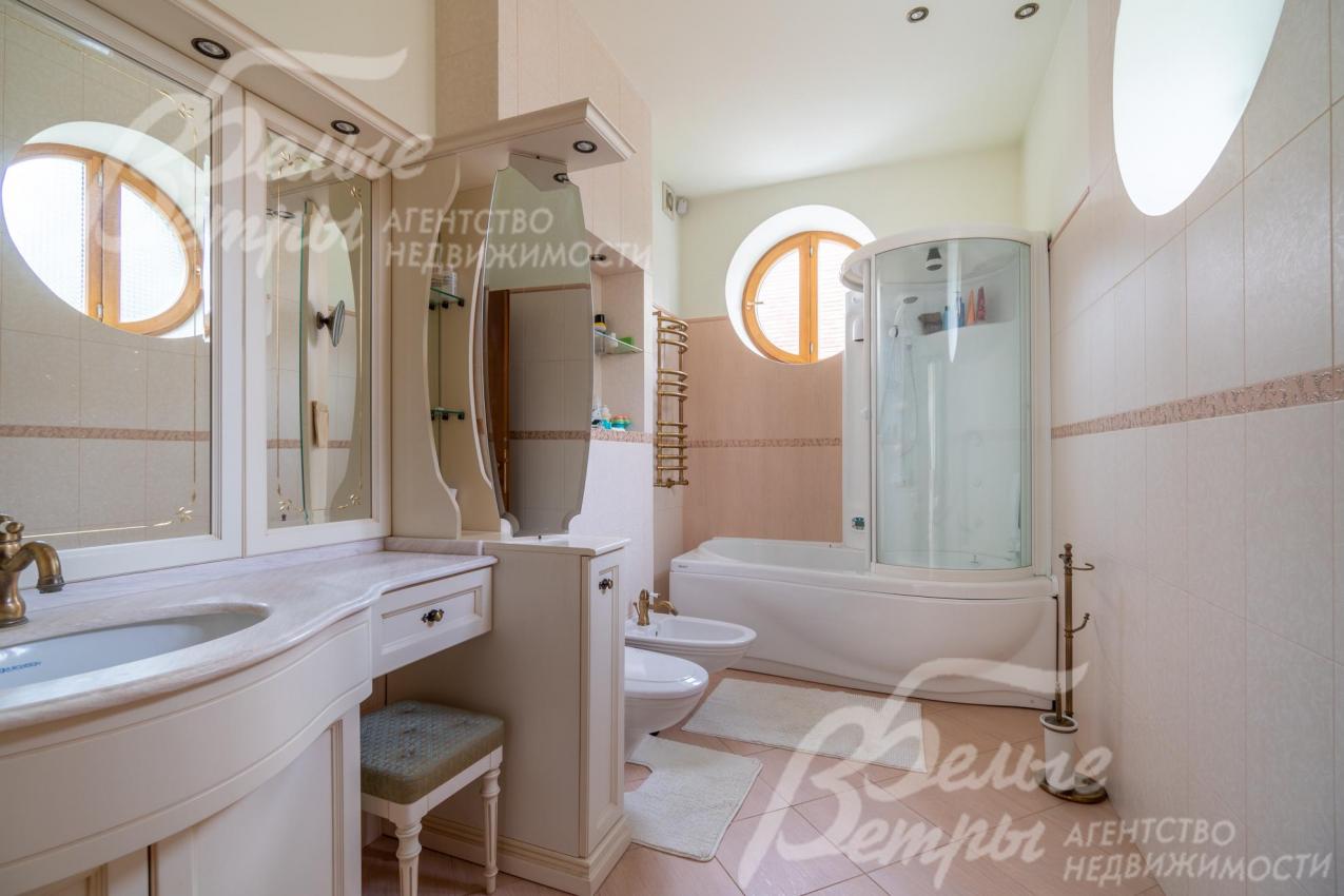 Санузел при спальне на втором этаже с ванной: установлена сантехника Villeroy&Boch