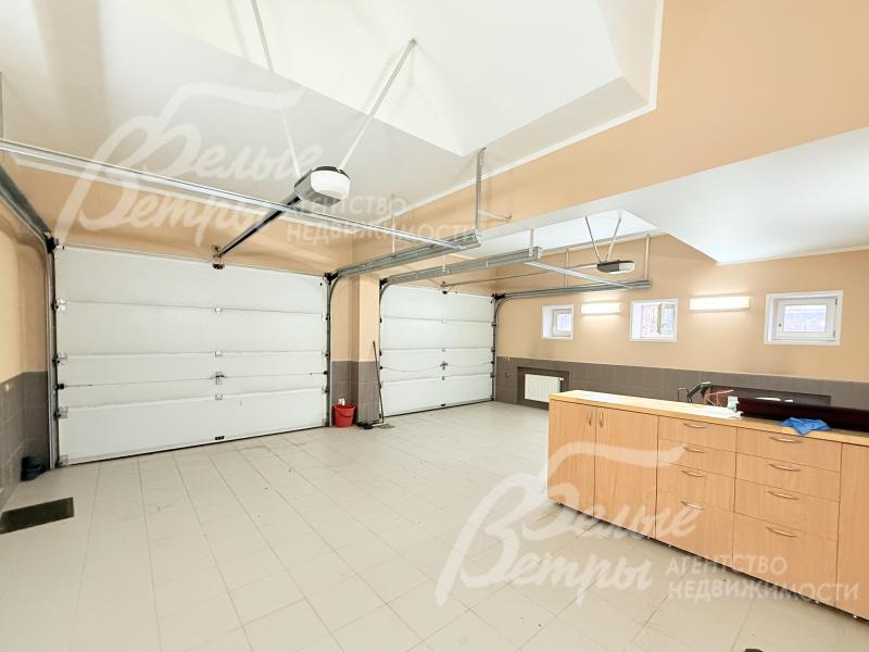 В гараже на первом этаже установлены двое подъёмных автоматических ворот