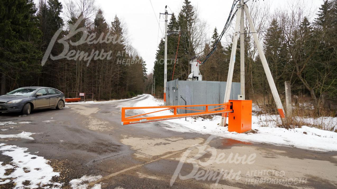 Шлагбаум на въезде в поселок
