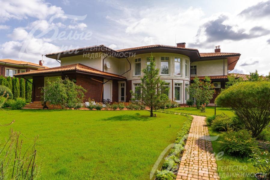 На участке выполнен профессиональный ландшафтный дизайн.
