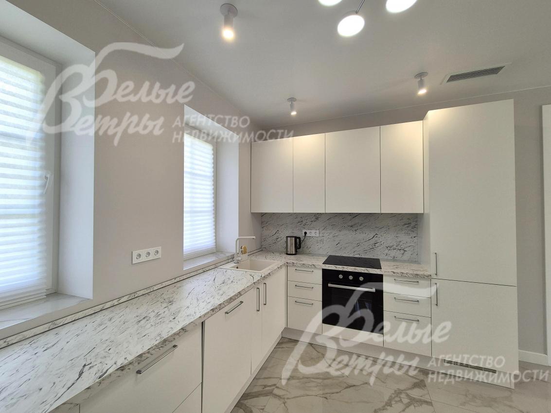 Кухонный гарнитур с каменной столешницей.