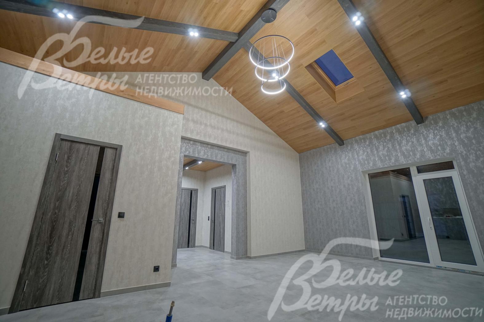 На потолке ламинат + балки с внутренней подсветкой