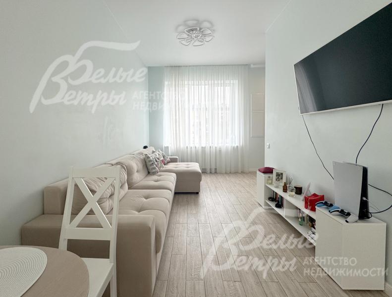 В доме выполнена современная отделка в светлых тонах с использованием качественных материалов