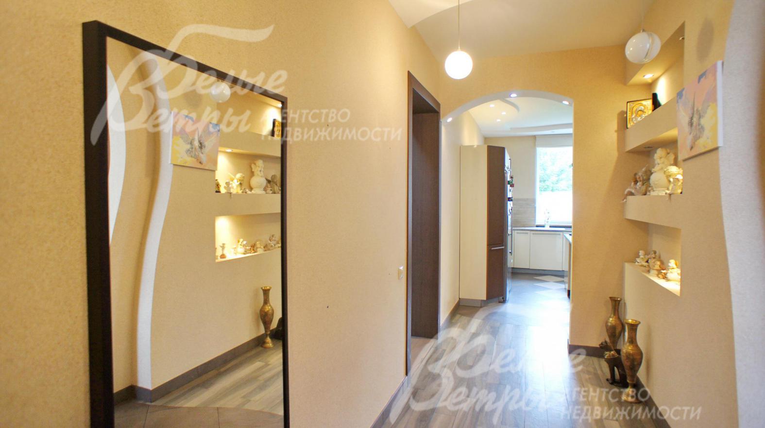 Холл 9 кв.м на первом этаже