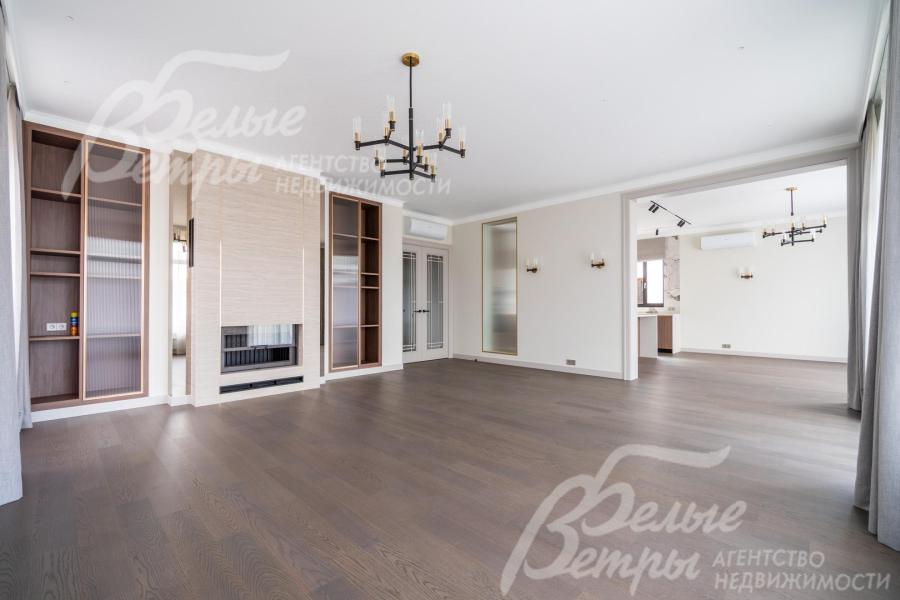 Просторная гостиная с камином