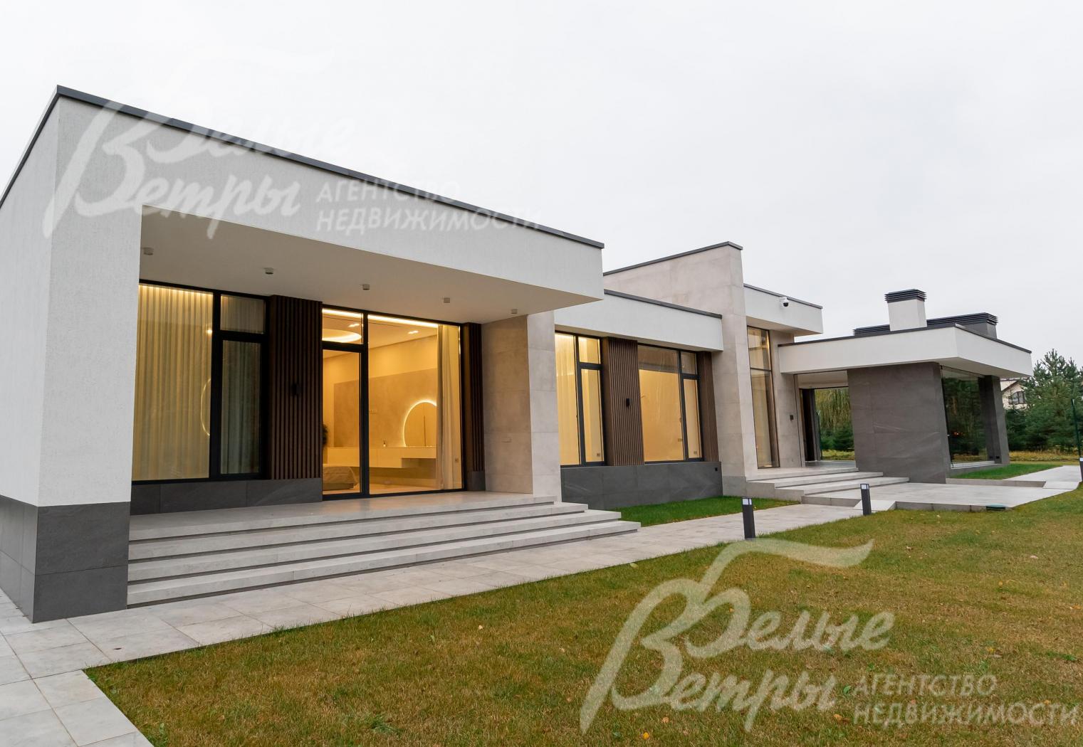 Дом стоит на просторном благоустроенном участке, у дома высажен газон