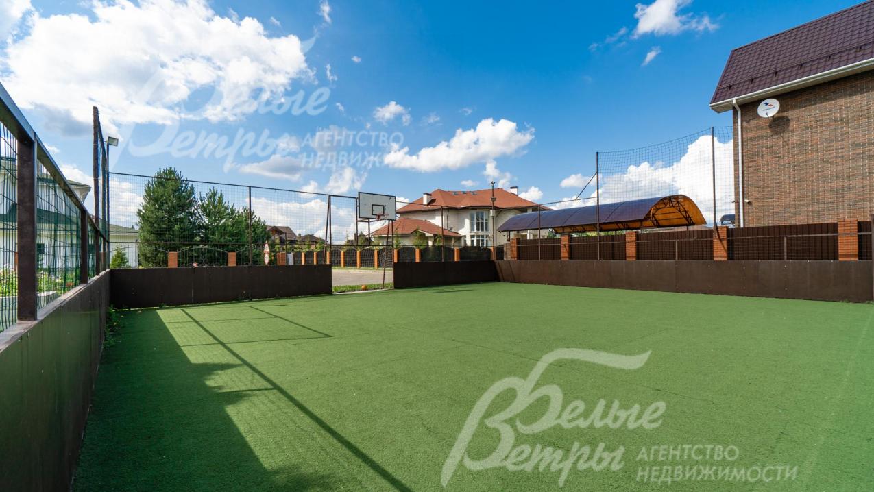 Спортивная площадка в поселке