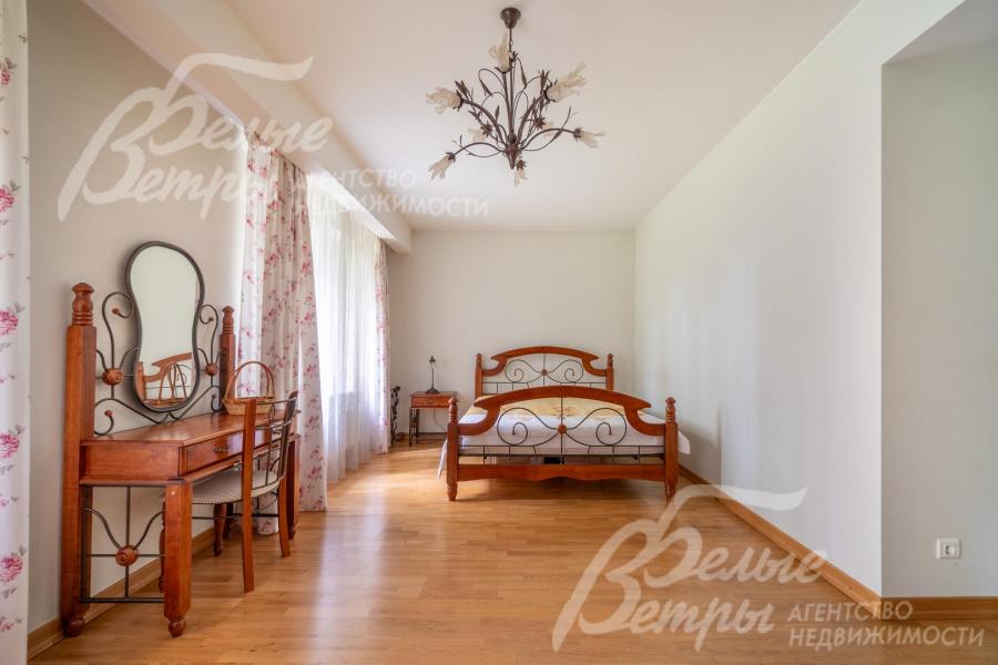 В спальнях - гарнитуры высокого качества с комодами, туалетными столиками и тумбами