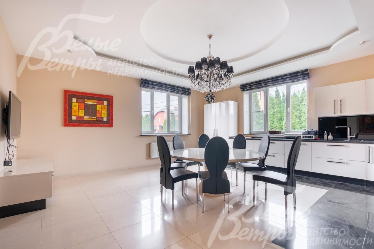 В кухне-столовой установлен импортный гарнитур с фасадами из МДФ с эмалевым покрытием