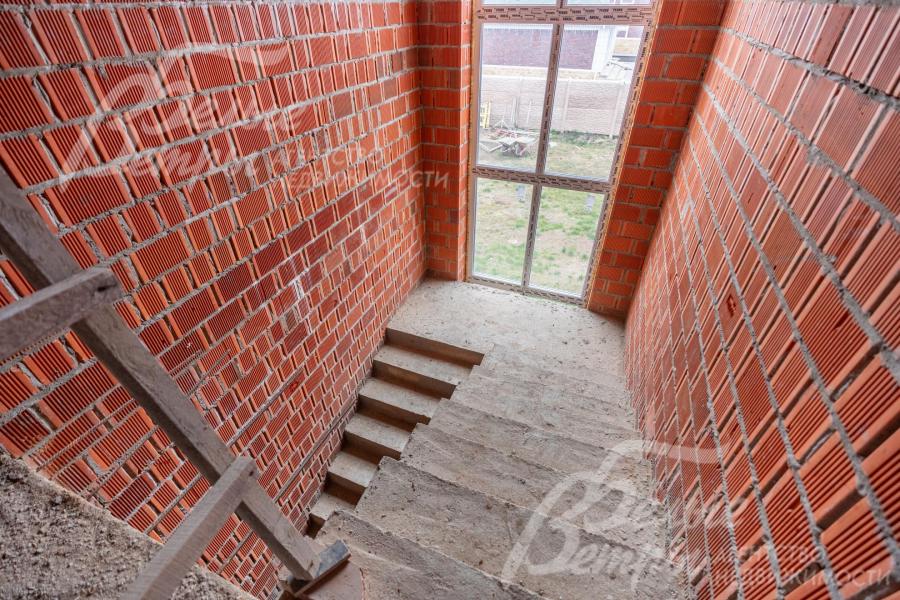 Большое окно, состоящее из нескольких секций, пропускает много естественного света