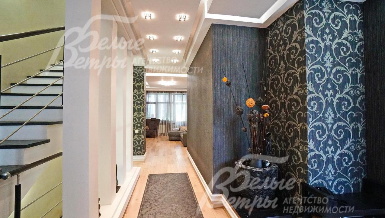 в зоне прихожей, санузлах и цоколе плитка с водяным подогревом