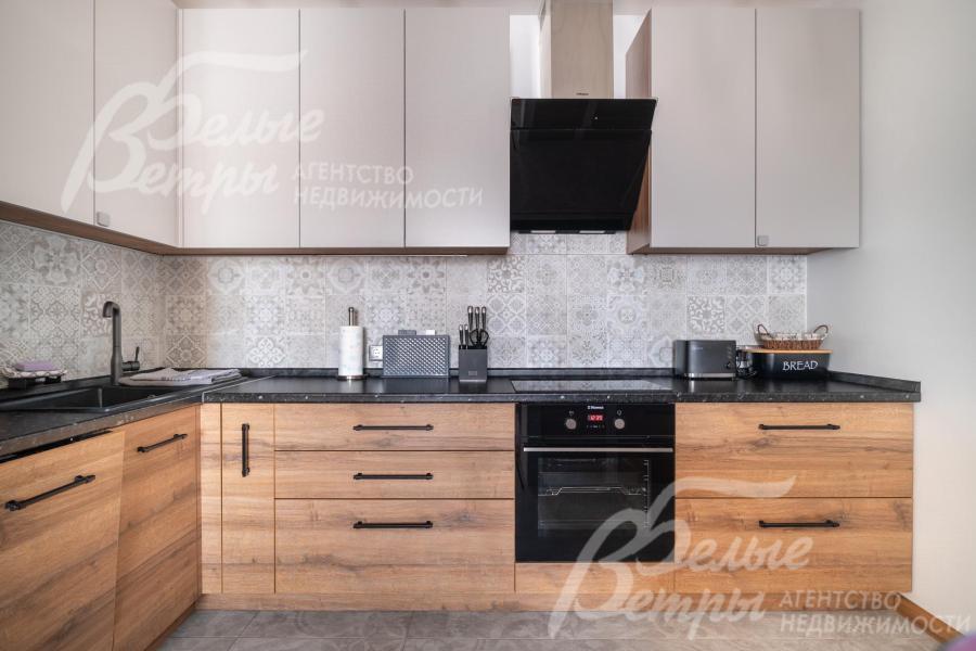 На кухне установлена встраиваемая техника Hansa: духовой шкаф, индукционная варочная плита, вытяжка и посудомоечная машина