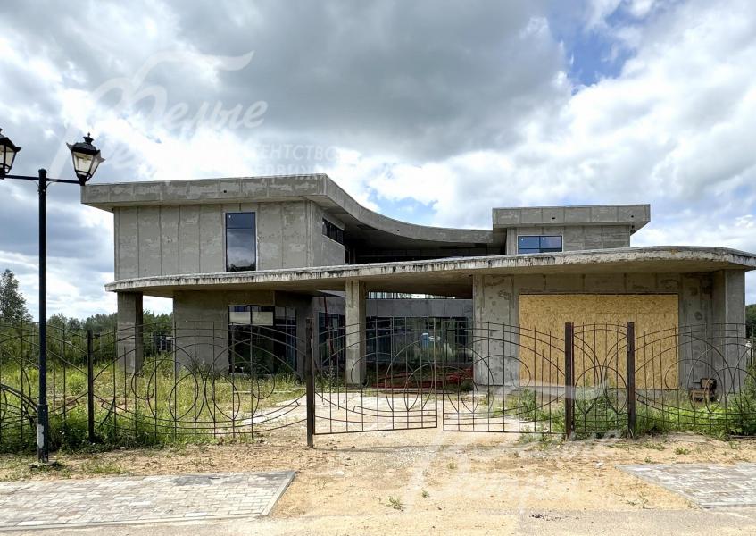 В проекте - 3 больших террасы и балкон (общая площадь террас и балкона - более 290 кв.м), гараж на 2 автомобиля на 1-м этаже