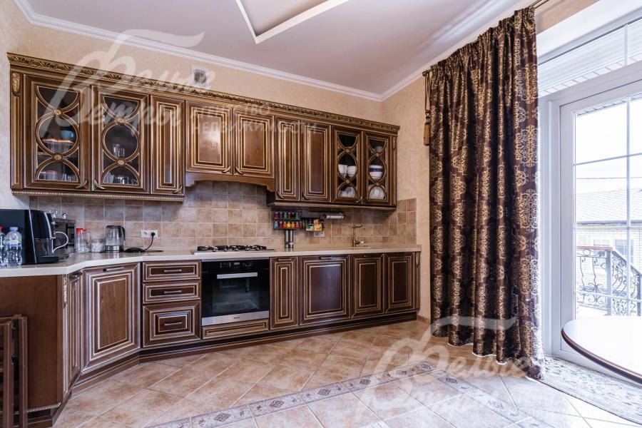 Кухня глубиной 75 см, в классическом стиле, фасады из массива, с резьбой 