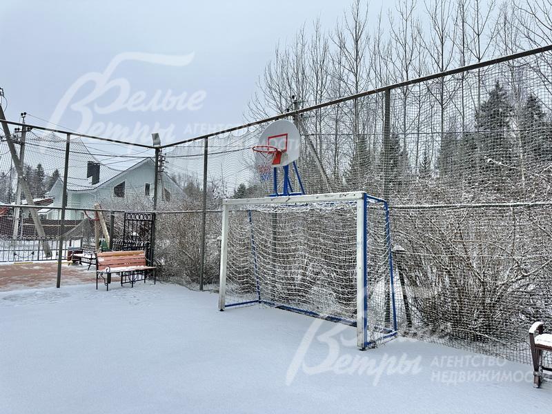 Спортивная площадка на территории поселка ВИК