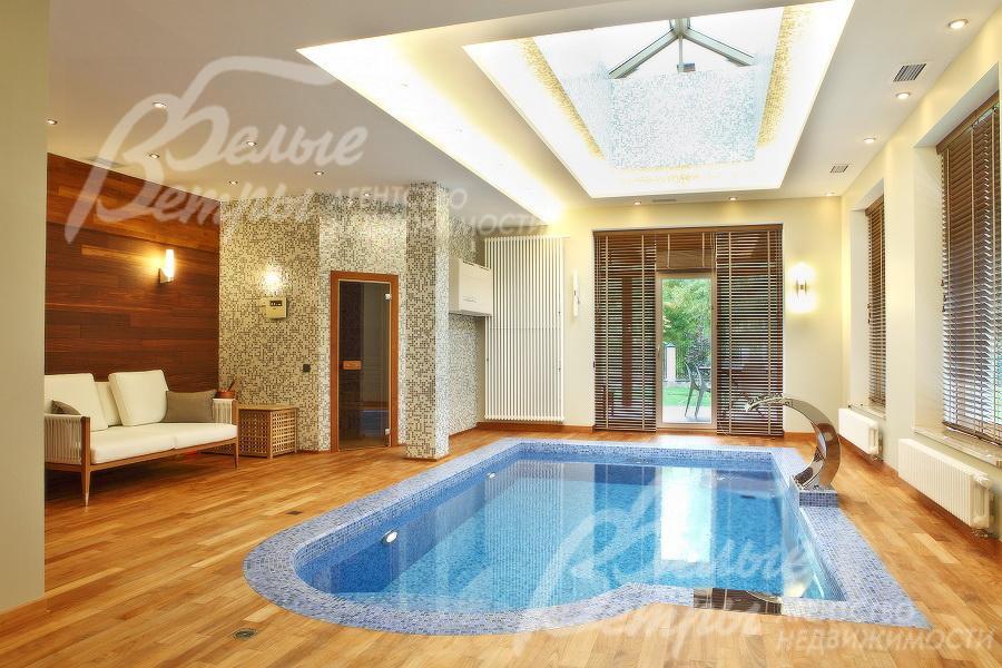 Зона бассейна 50 кв.м с сауной и тренажерным залом.