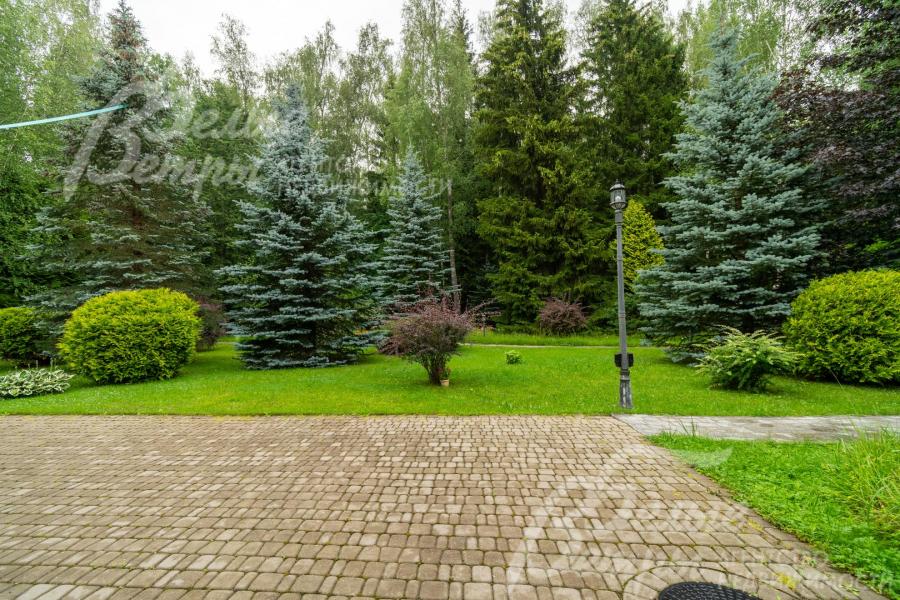 Площадка у дома выложена премиальной тротуарной плиткой Kamrock